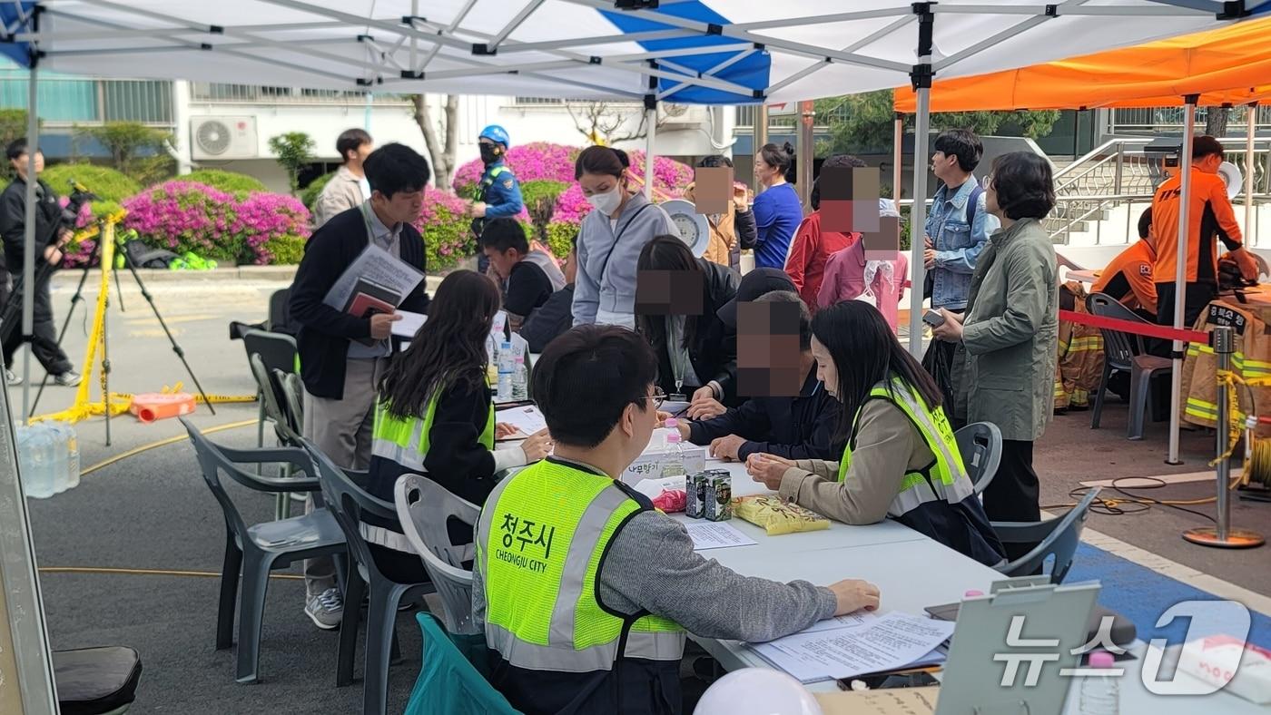 본문 이미지 - 가스폭발 사고 피해 신고 접수 모습.2026.4.14./뉴스1 임양규 기자