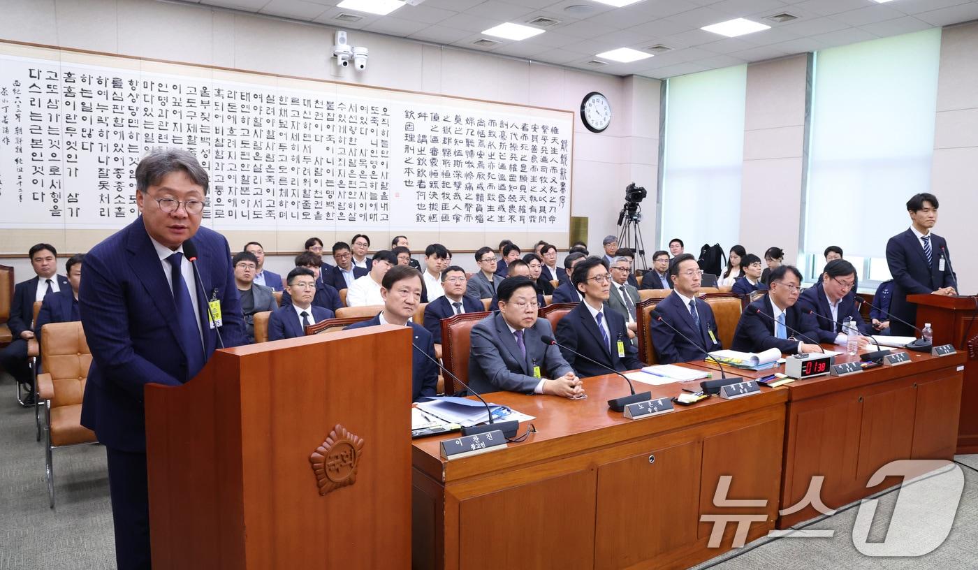 본문 이미지 - 방용철 쌍방울그룹 전 부회장이 지난 14일 서울 여의도 국회 윤석열정권정치검찰조작기소의혹사건진상규명국정조사특별위원회에서 열린 쌍방울 대북송금 조작기소 의혹 사건 청문회에서 의원 질의에 답변하고 있다. 2026.4.14 ⓒ 뉴스1 신웅수 기자