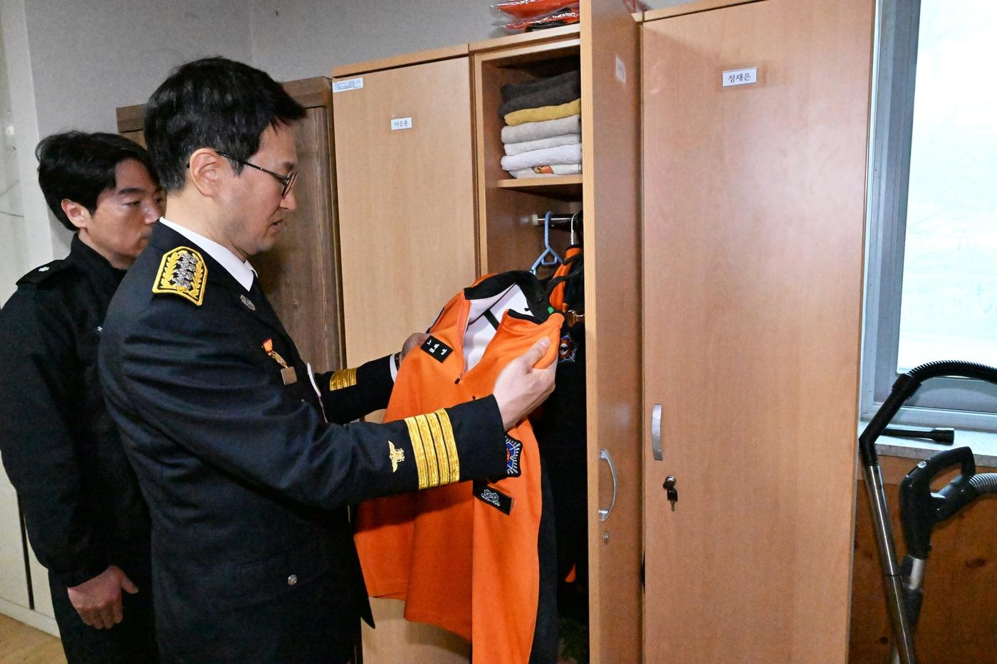 본문 이미지 - 김승룡 소방청장이 14일 해남소방서 북평119지역대를 찾아 순직 대원 동료들을 위로하고 노태영 소방교의 유품을 살펴보고 있다.(소방청 제공)