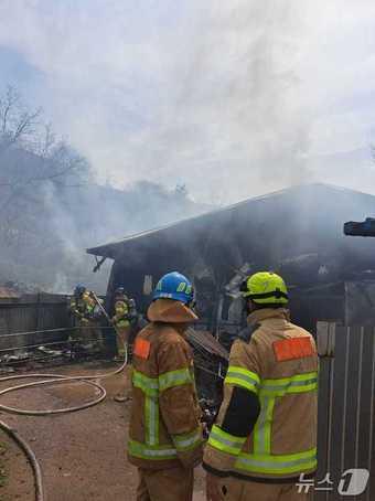 본문 이미지 - 강원 원주 지정면 판대리 돈사 화재 현장.(강원도소방본부 제공, 재판매 및 DB금지)