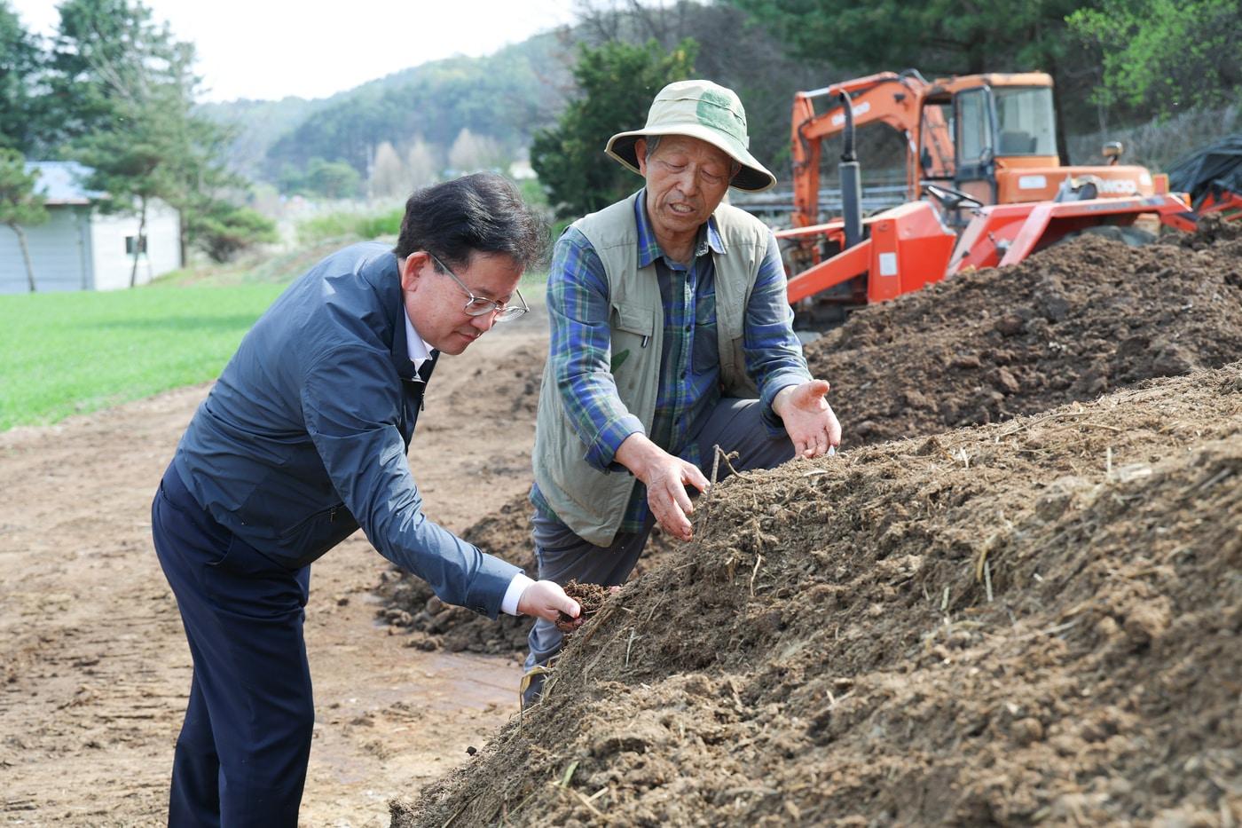 본문 이미지 - 이승돈 농촌진흥청장은 14일 경기도 포천시에 위치한 유기농업 선도 농가를 찾아 현장을 살펴보고 의견을 청취했다. (농촌진흥청 제공. 재판매 및 DB금지) 2026.4.14/뉴스1