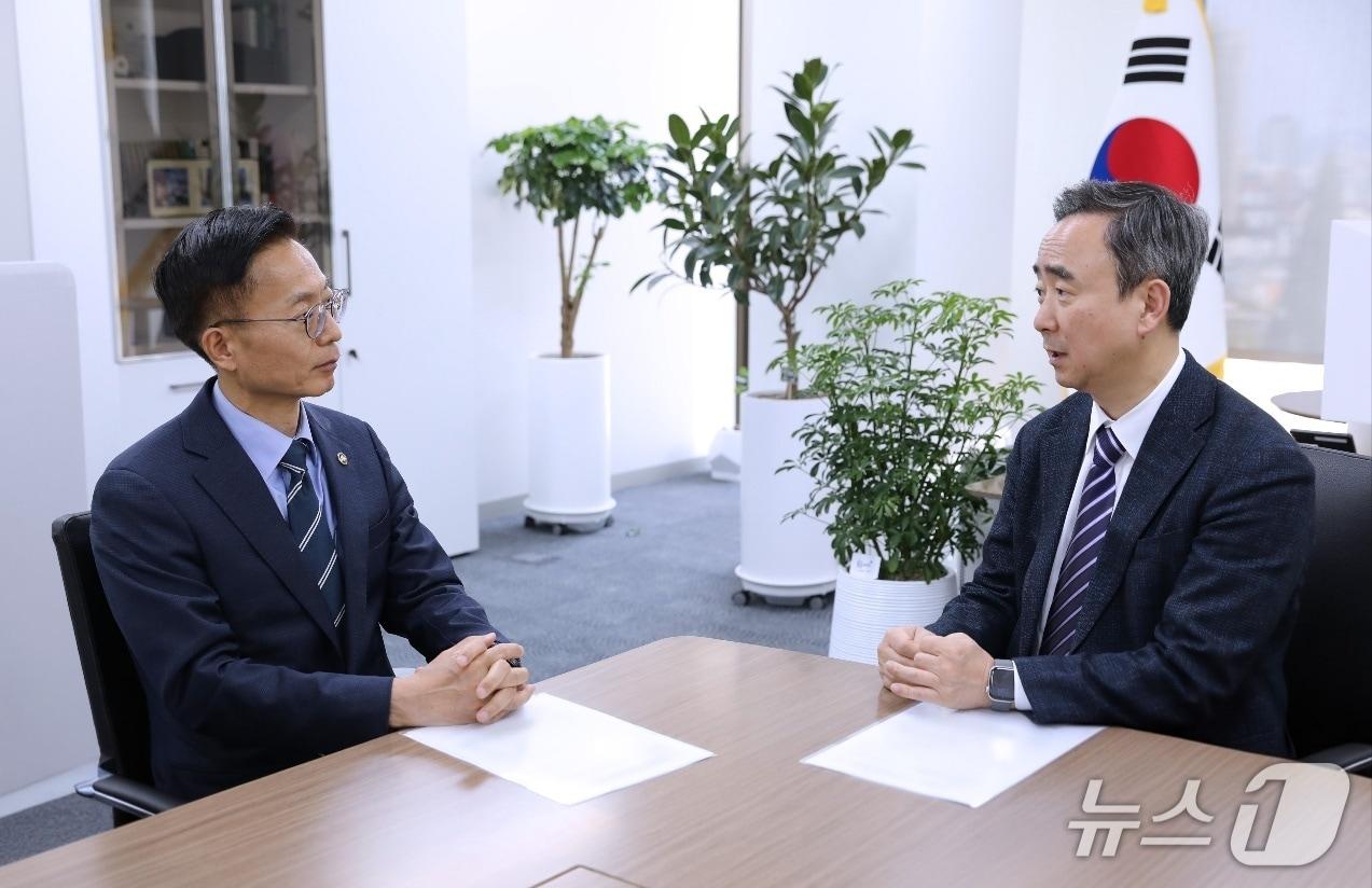 본문 이미지 - 김용선 지식재산처장(왼쪽)이 임문영 국가인공지능전략위원회 상근부위원장과 간담회를 진행하고 있다.(지식재산처 제공.재판매 및 DB금지)/뉴스1 