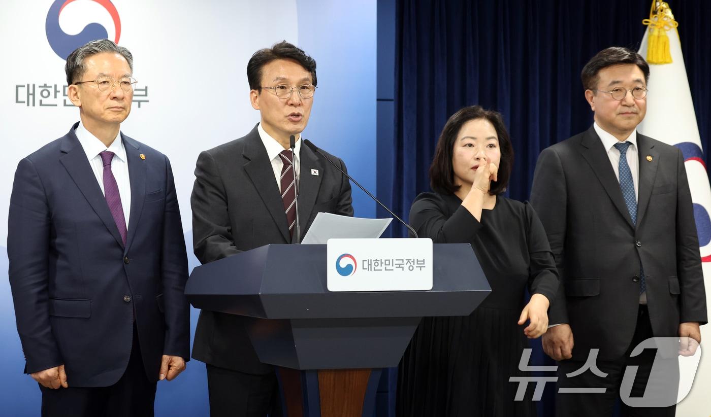 본문 이미지 - 김민석 국무총리가 14일 오후 서울 종로구 세종대로 정부서울청사에서 제9회 전국동시지방선거 대국민담화를 발표하고 있다. 2026.4.14 ⓒ 뉴스1 김명섭 기자