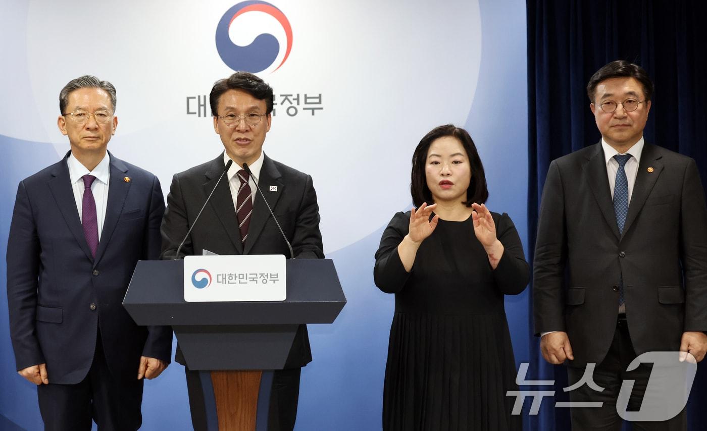 본문 이미지 - 김민석 국무총리가 14일 오후 서울 종로구 세종대로 정부서울청사에서 제9회 전국동시지방선거 대국민담화를 발표하고 있다. 2026.4.14 ⓒ 뉴스1 김명섭 기자