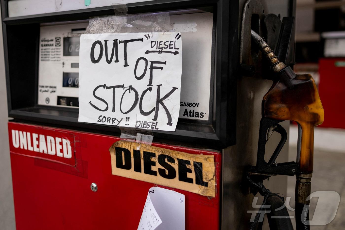 본문 이미지 - 31일(현지시간) 필리핀의 한 주유소에 재고 없음 안내문이 붙었다. 2026.4.7. ⓒ 뉴스1 ⓒ 로이터=뉴스1