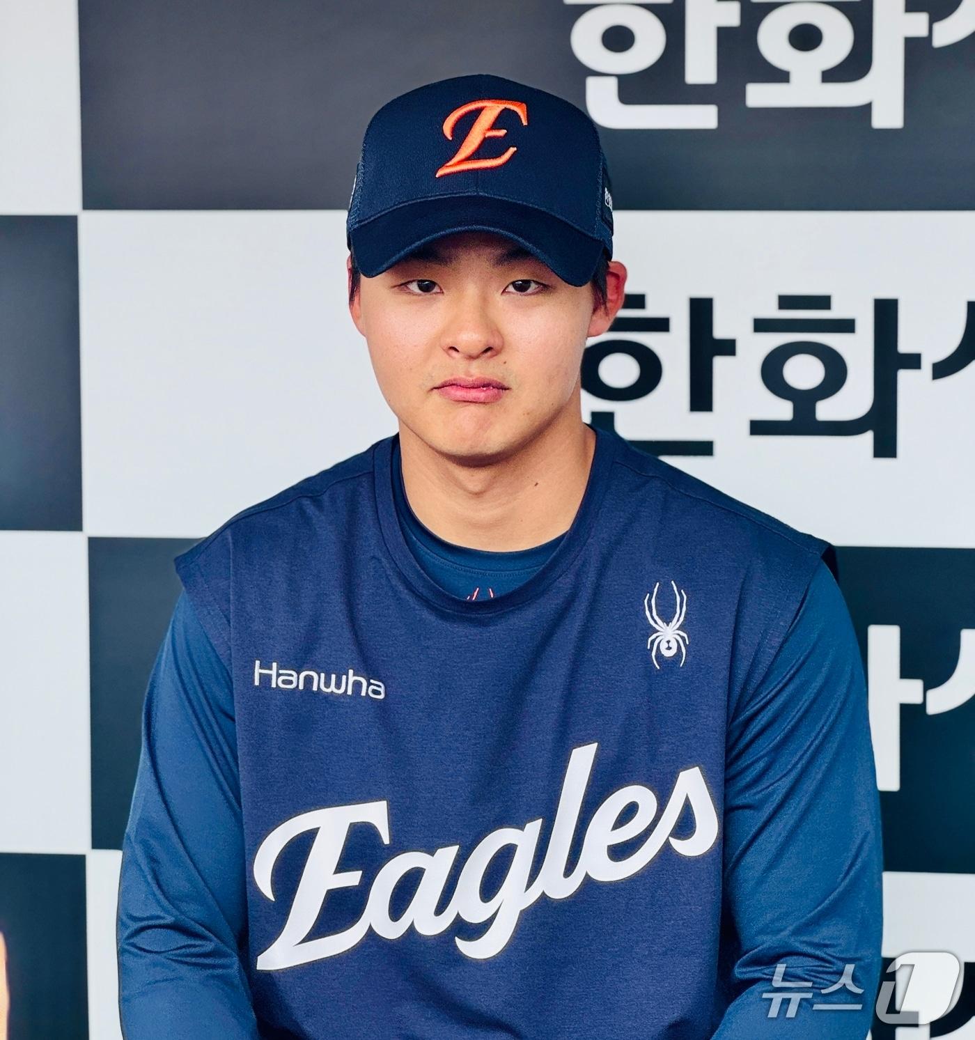 본문 이미지 - 두산에서 한화로 트레이드 된 투수 이교훈이 14일 대전 한화생명볼파크에서 취재진과 인터뷰 하고 있다.2026.4.14 ⓒ 뉴스1 서장원기자