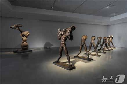 본문 이미지 - 류인 개인전 전경.ⓒ류인 에스테이트 (유족 및 아라리오 갤러리 제공. 재판매 및 DB금지)