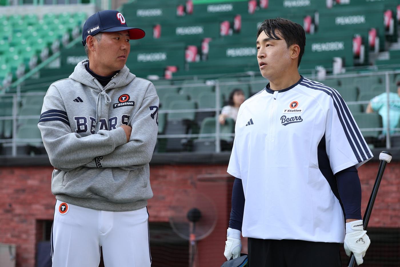 본문 이미지 - 두산 베어스로 이적한 손아섭(오른쪽)이 14일 SSG 랜더스전에 앞서 김원형 두산 감독과 이야기하고 있다. (두산 제공)