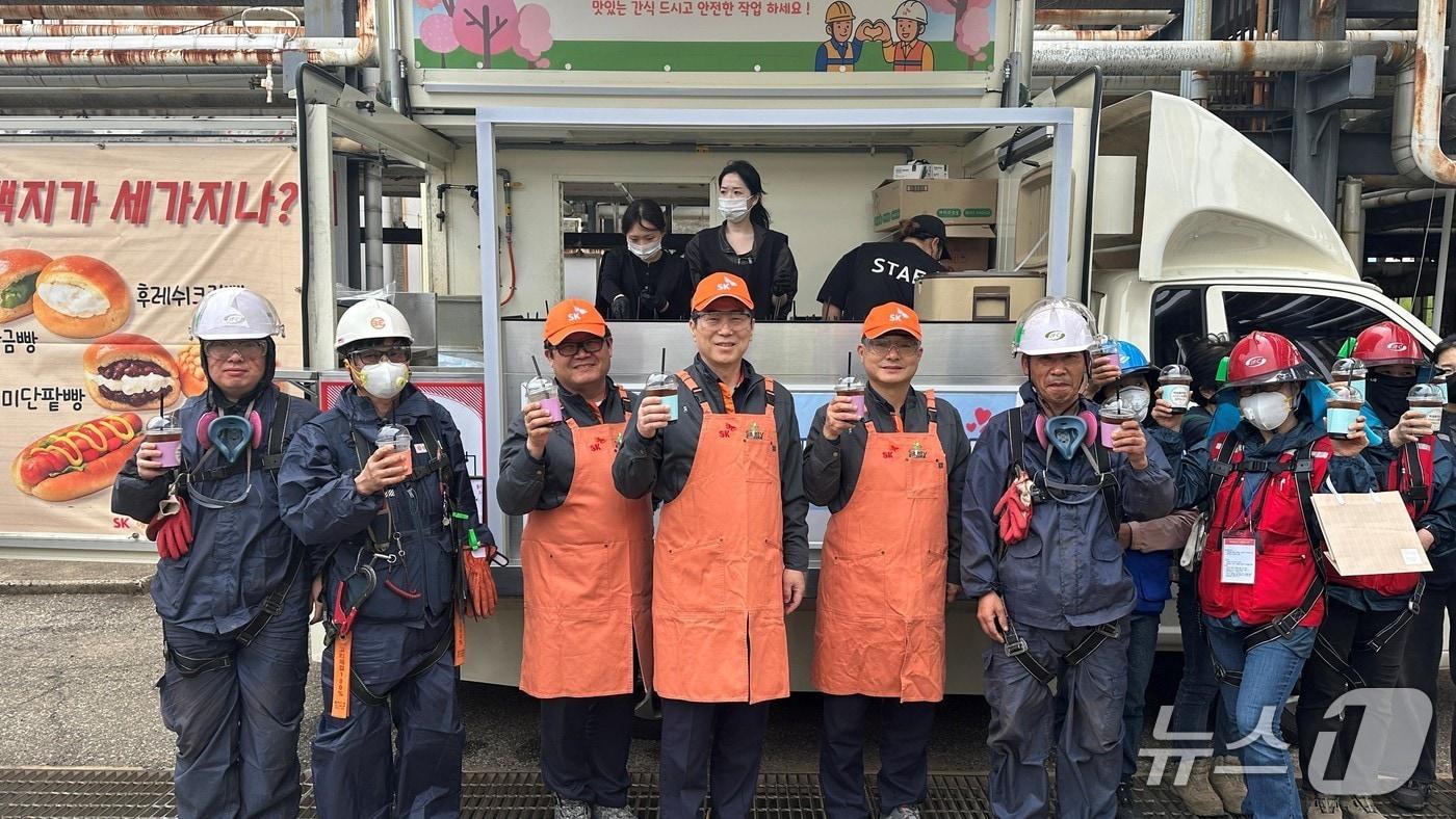 본문 이미지 - SK이노베이션 울산Complex(울산CLX)가 14일 제1정유공장과 제4수첨탈황공장 현장에서 정기보수 작업자들을 대상으로 간식차 행사를 열었다.(SK이노베이션 울산Complex제공. 재판매 및 DB금지)/뉴스1