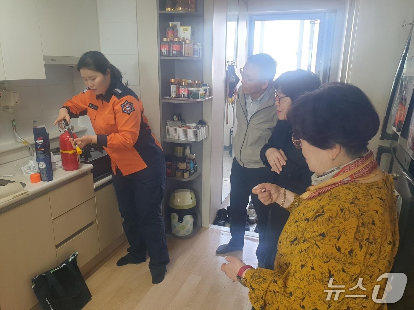 본문 이미지 - 경기 수원남부소방서 관계자가 14일 오전 수원시 권선구 호매실동 장애인 가정을 방문해 소화기 사용법을 설명하고 있다. (수원남부소방서 제공. 재판매 및 DB 금지) 2026.4.14/뉴스1