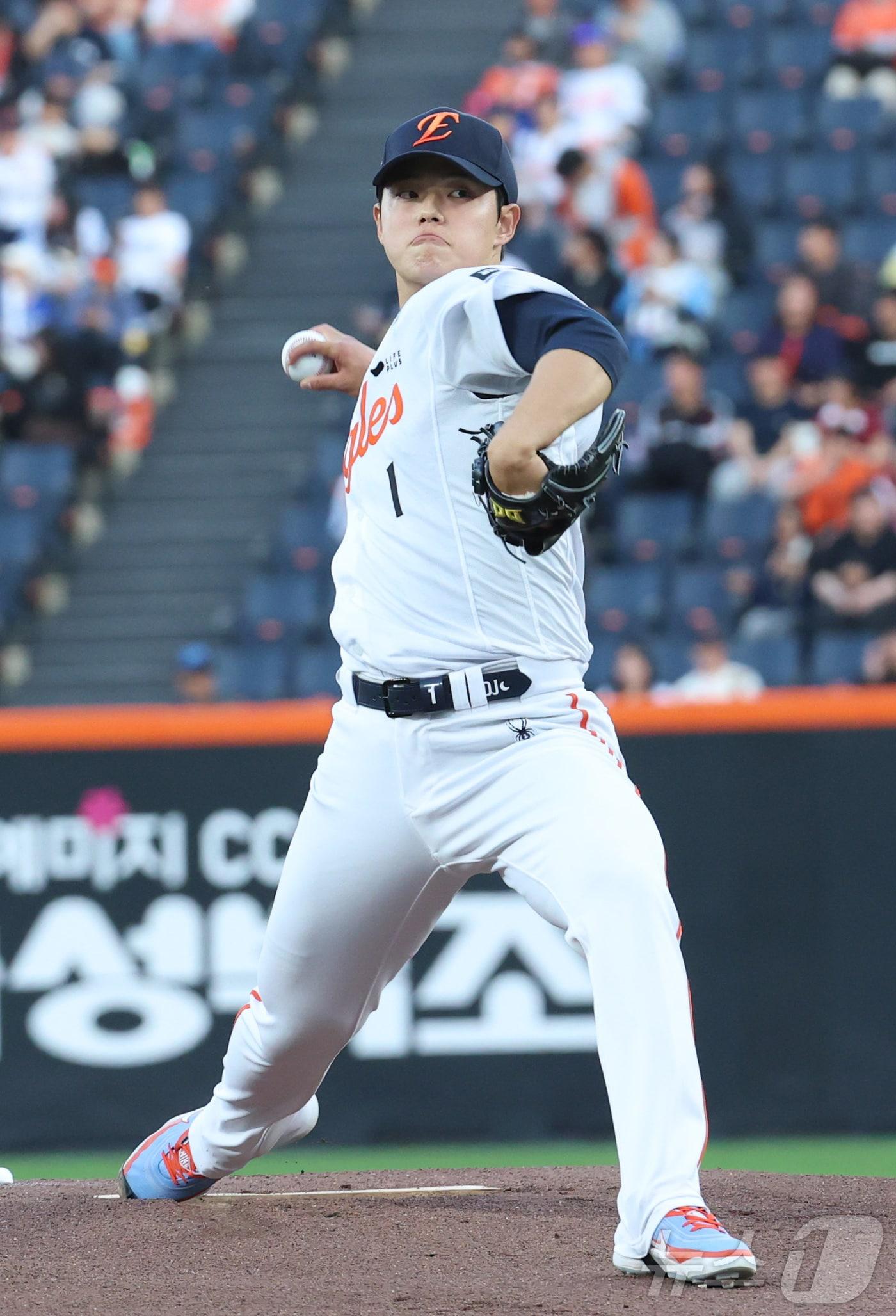 본문 이미지 - 14일 대전 한화생명볼파크에서 열린 2026 신한 SOL KBO리그 삼성 라이온즈와 한화 이글스의 경기에서 한화 문동주가 선발 투구하고 있다. 2026.4.14 ⓒ 뉴스1 김기남 기자