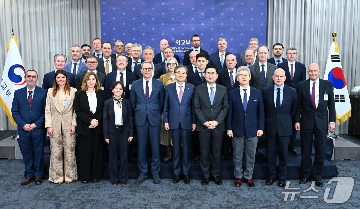 본문 이미지 -  조현 외교장관과 정연두 외교전략정보본부장이 14일 서울 외교부에서 주나토 대사단을 만나 기념 사진을 촬영하고 있다. 2026.04.14. (외교부 제공)
