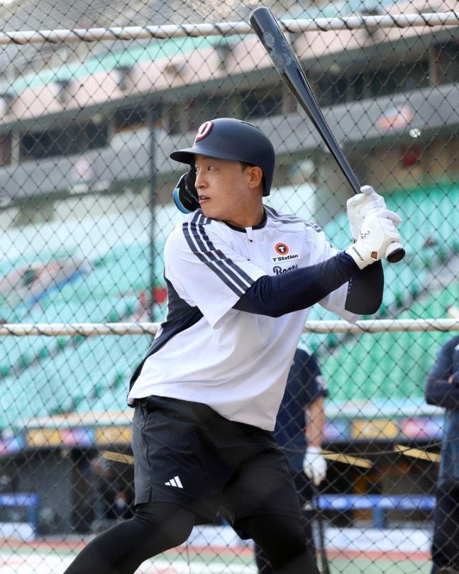 본문 이미지 - 트레이드로 두산 유니폼을 입은 손아섭.(두산 베어스 제공)