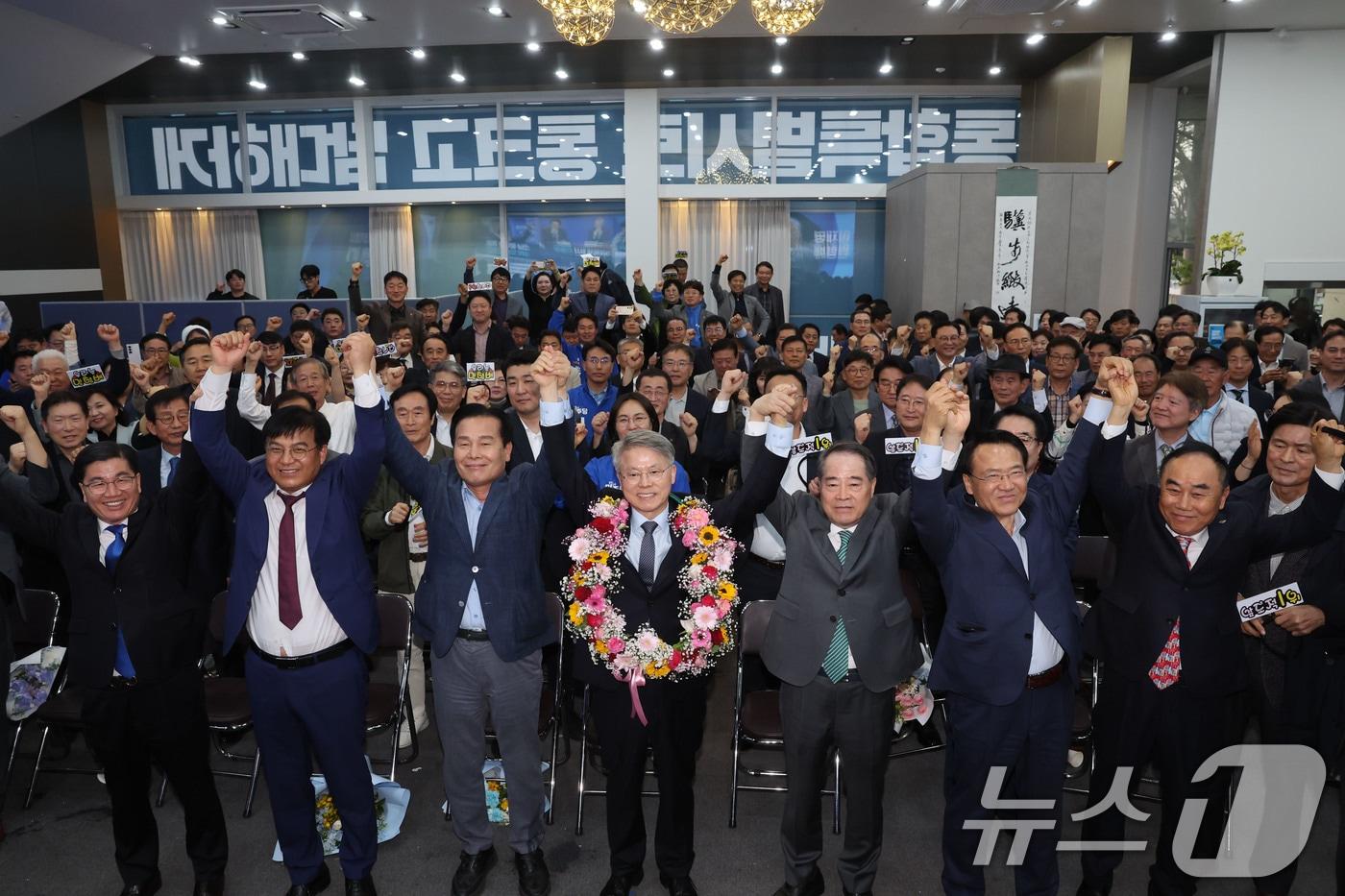 본문 이미지 - 14일 더불어민주당 전남광주통합특별시장 최종 후보로 결정된 민형배 후보가 캠프관계자들과 기념사진을 촬영하고 있다. ⓒ 뉴스1 김태성 기자