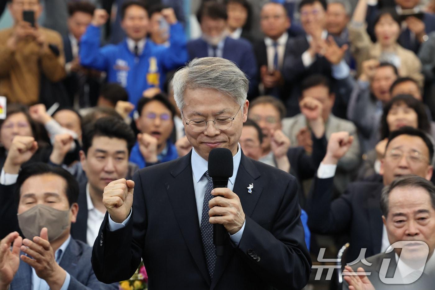 본문 이미지 - 더불어민주당 전남광주통합특별시장 최종 후보로 결정된 민형배 후보가 14일 캠프에서 소감을 발표하고 있다. 2026.4.14 ⓒ 뉴스1 김태성 기자