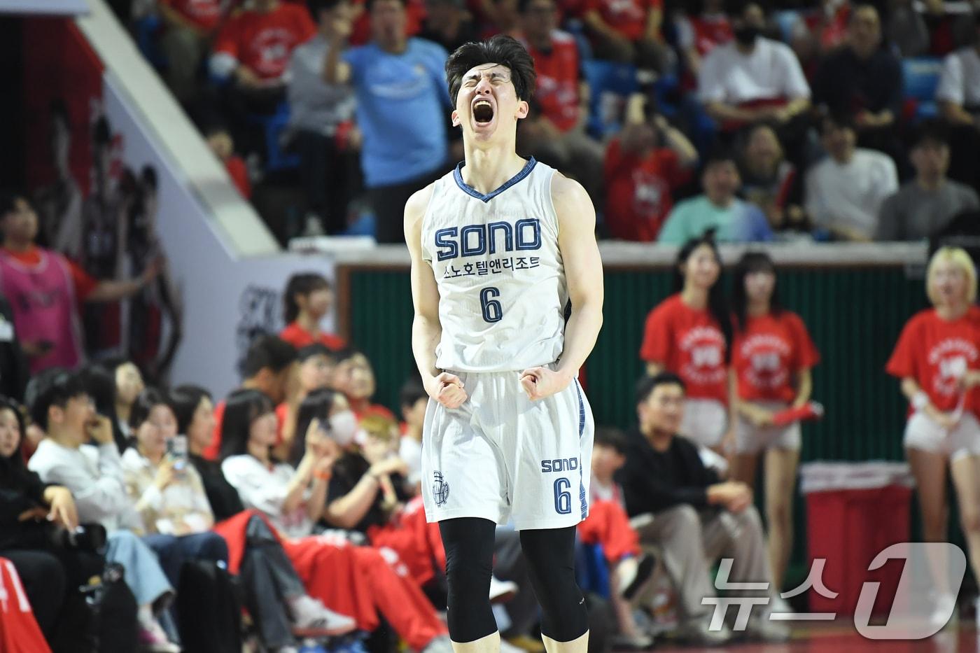본문 이미지 - 소노 스카이거너스 이정현이 14일 오후 서울 송파구 잠실학생체육관에서 열린 프로농구 6강 플레이오프 SK나이츠와의 경기에서 득점 후 포효하고 있다. (KBL 제공. 재판매 및 DB 금지) 2026.4.14 ⓒ 뉴스1