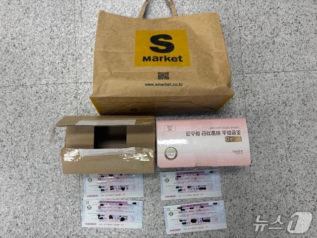 본문 이미지 - 경찰이 피의자들을 검거하면서 압수한 증거품과 수표(문경경찰서 제공. 재판매 및 DB금지)2026.4.14/뉴스1