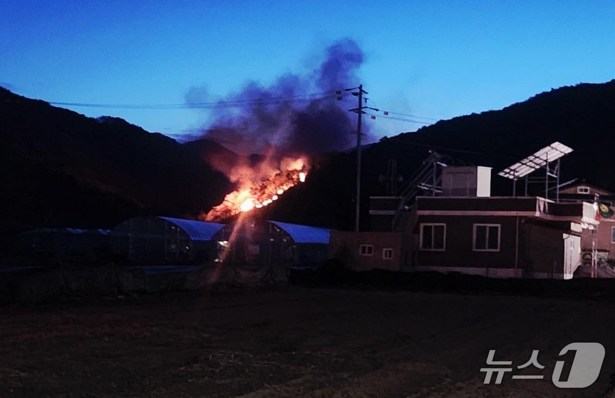 본문 이미지 - 14일 오후 7시 30분쯤 경북 상주시 화서면 사산리 정재수 기념관 인근 야산에서 불이나 산림과 소방 당국이 진화에 나섰다.(경북소방본주 제공. 재판매 및 DB 금지)2026.4.14/뉴스1
