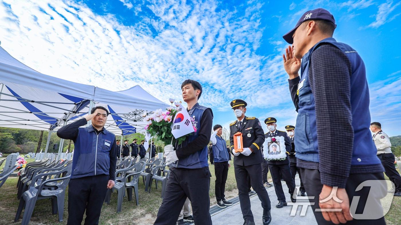 본문 이미지 - 14일 오후 대전 유성구 대전현충원에서 열린 故박승원, 故노태영 소방공무원 안장식에서 동료들이 경례를 하고 있다. 두 소방관은 전남 완도군의 수산물 가공업체 냉동창고 화재 현장에서 진압 도중 순직했으며 옥조근정훈장이 추서됐다. (국가보훈부 제공. 재판매 및 DB 금지) 2026.4.14 ⓒ 뉴스1