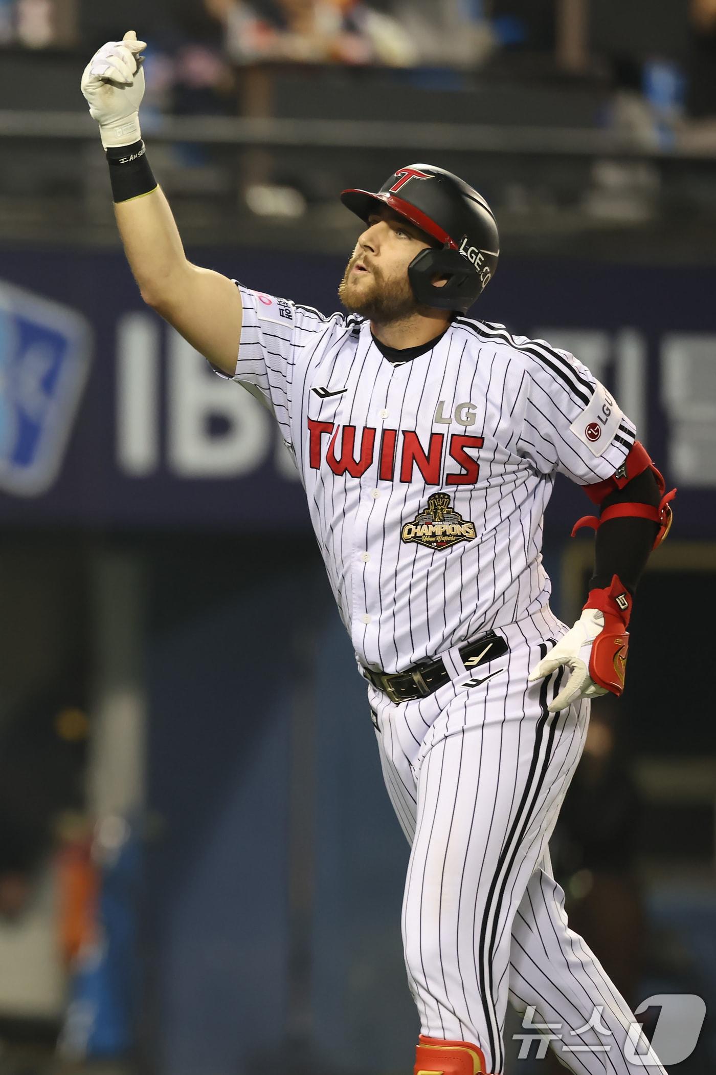 본문 이미지 - 14일 오후 서울 송파구 잠실야구장에서 열린 2026 신한 SOL KBO리그 롯데 자이언츠와 LG 트윈스의 경기 8회말 무사 상황, LG 오스틴이 결승타인 홈런을 친 뒤 손하트를 날리고 있다. (LG 트윈스 제공. 재판매 및 DB 금지) 2026.4.14 ⓒ 뉴스1