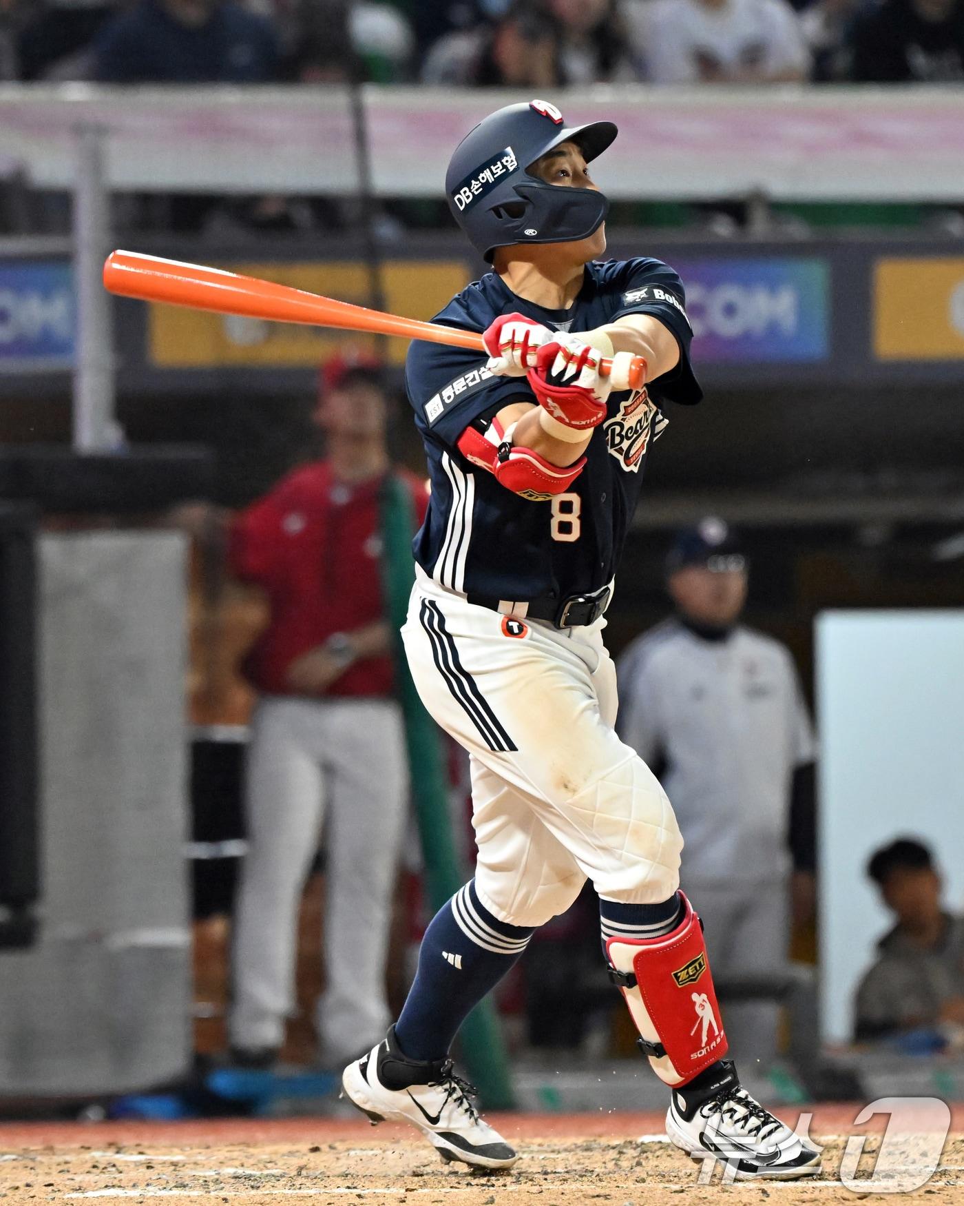 본문 이미지 - 두산 베어스 유니폼을 입은 손아섭이 14일 인천 SSG 랜더스필드에서 열린 2026 신한 SOL뱅크 KBO리그 SSG 랜더스와의 원정 경기에서 2번 지명타자로 선발 출장해 5타석 3타수 1안타(1홈런) 2득점 2타점 2볼넷으로 맹활약했다. (두산베어스 제공. 재판매 및 DB 금지)