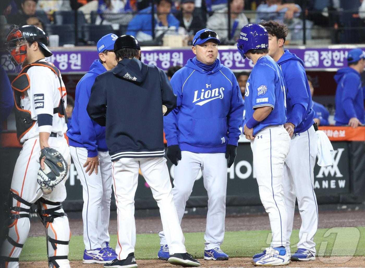 본문 이미지 - 14일 대전 한화생명볼파크에서 열린 2026 신한 SOL KBO리그 삼성 라이온즈와 한화 이글스의 경기에서 9회초 2사 삼성 박승규의 몸에 맞는 볼에 박진만 감독이 나와 상태를 살피고 있다. 2026.4.14 ⓒ 뉴스1 김기남 기자
