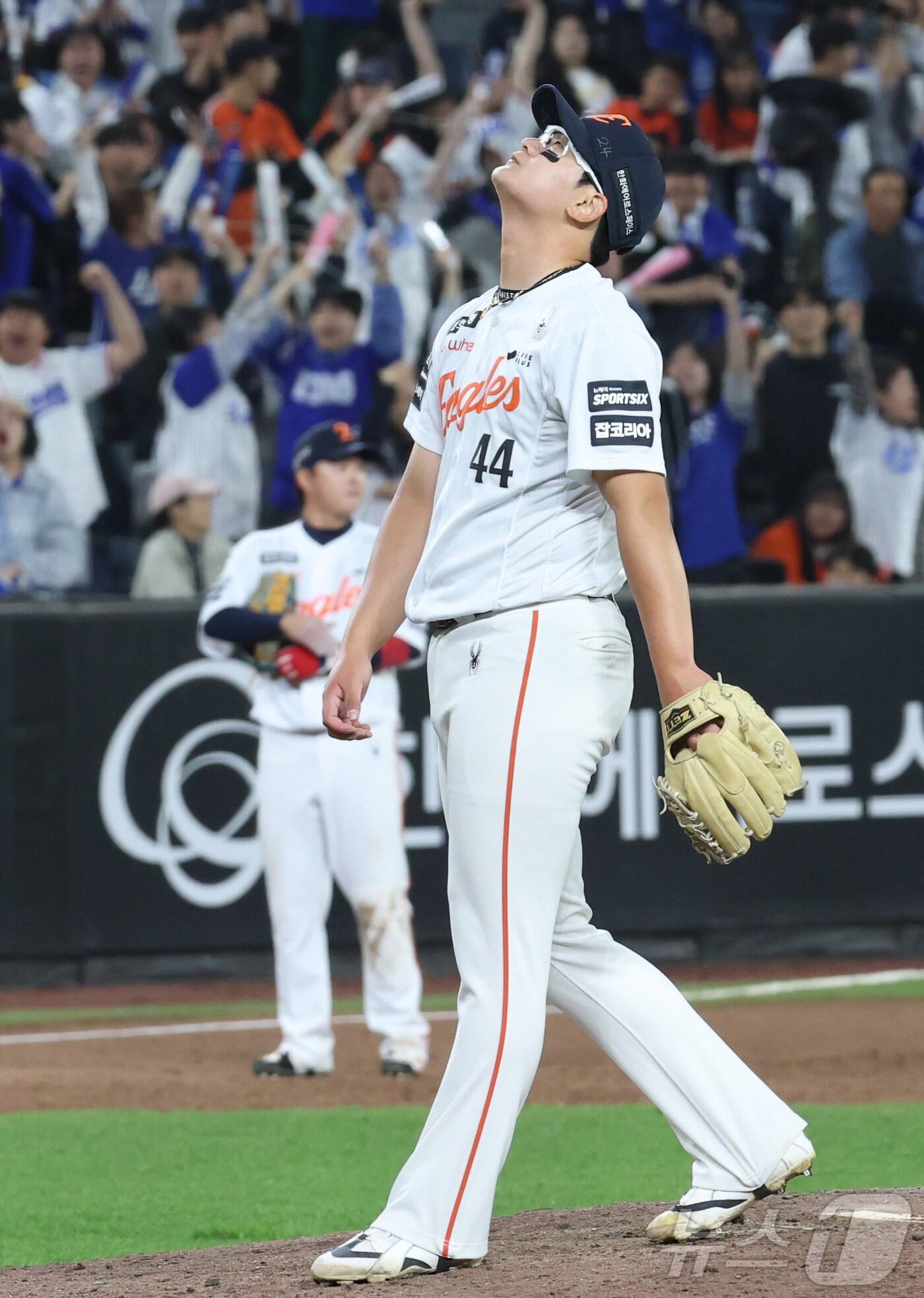 본문 이미지 - 14일 대전 한화생명볼파크에서 열린 2026 신한 SOL KBO리그 삼성 라이온즈와 한화 이글스의 경기에서 9회초 한화 김서현이 역전을 허용하며 하늘을 바라보고 있다. 2026.4.14 ⓒ 뉴스1 김기남 기자