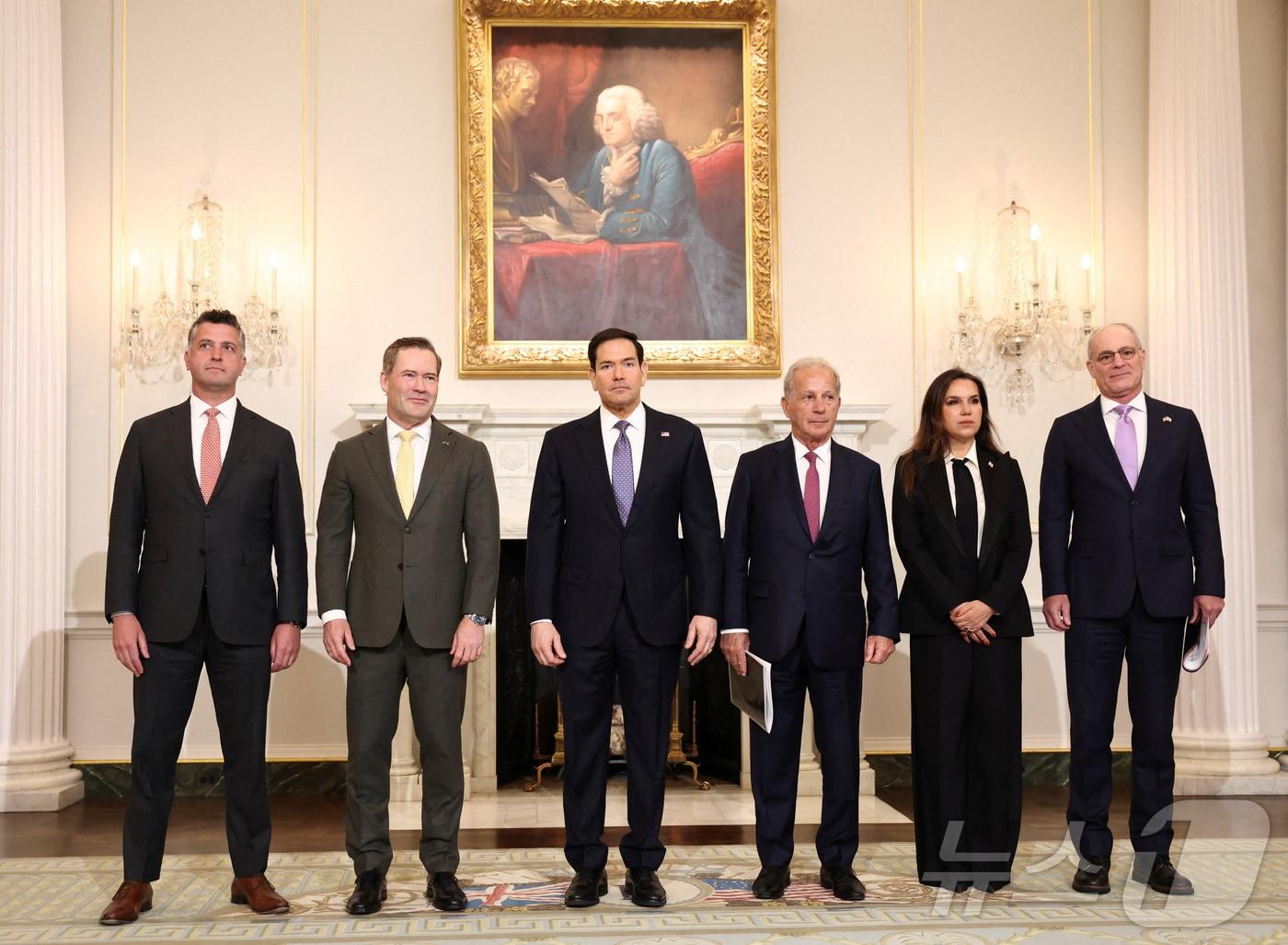 본문 이미지 - (왼쪽부터) 마이클 니덤 미국 국무부 고문, 마이크 월츠 유엔 주재 미국 대사, 마코 루비오 미국 국무장관, 미셸 이사 레바논 주재 미국 대사, 나다 하마데 주미 레바논 대사, 예히엘 라이터 주미 이스라엘 대사가 14일(현지시간) 미국 워싱턴 DC 국무부에서 휴전 회담에 앞서 기념사진을 찍고 있다. 2026.04.14. ⓒ 로이터=뉴스1