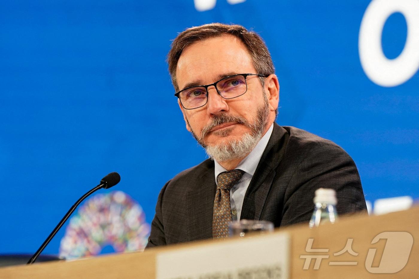 본문 이미지 - 피에르-올리비에 고린샤스 국제통화기금(IMF) 수석 이코노미스트가 14일(현지시간) 세계경제전망(WEO)에 대한 브리핑에서 기자 질문을 듣고 있다. IMF는 올해 세계 경제성장률을 지난 1월 전망치 대비 0.2%포인트(p) 낮춘 3.1%로 예상했다. 2026.04.14. ⓒ AFP=뉴스1 ⓒ 로이터=뉴스1