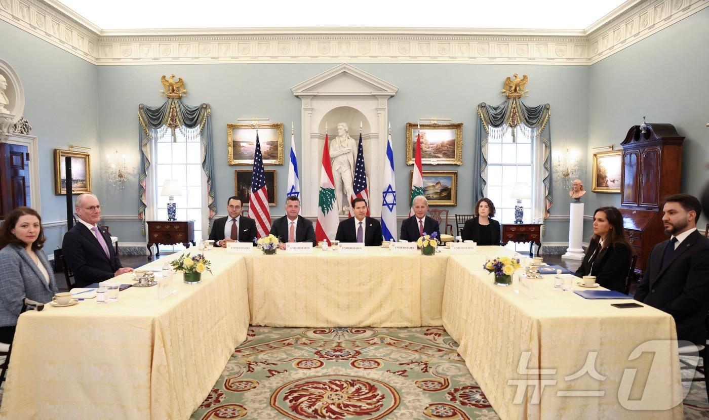 본문 이미지 - 14일(현지시간) 미국 워싱턴DC 국무부 청사에서 마코 루비오 국무장관(가운데)이 예히엘 라이터 주미이스라엘 대사(사진 왼쪽에서 두번째)와 나다 하마데 주미레바논 대사(사진 오른쪽에서 두번째)를 만나 휴전 협상을 중재하고 있다. 2026.04.14. ⓒ 로이터=뉴스1