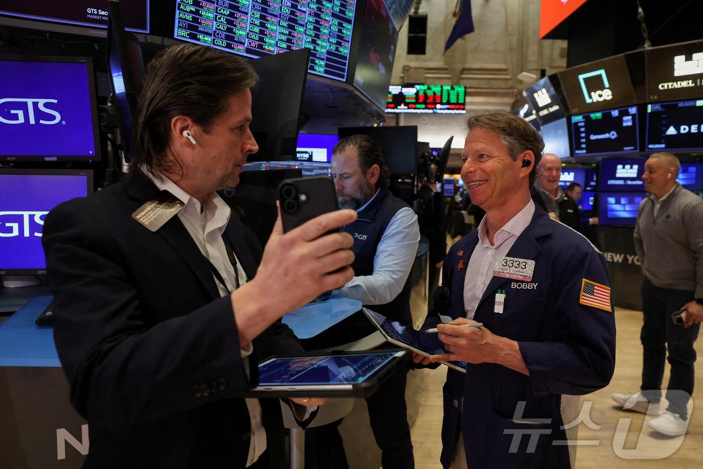 본문 이미지 - 뉴욕증권거래소 트레이더들 ⓒ 로이터=뉴스1