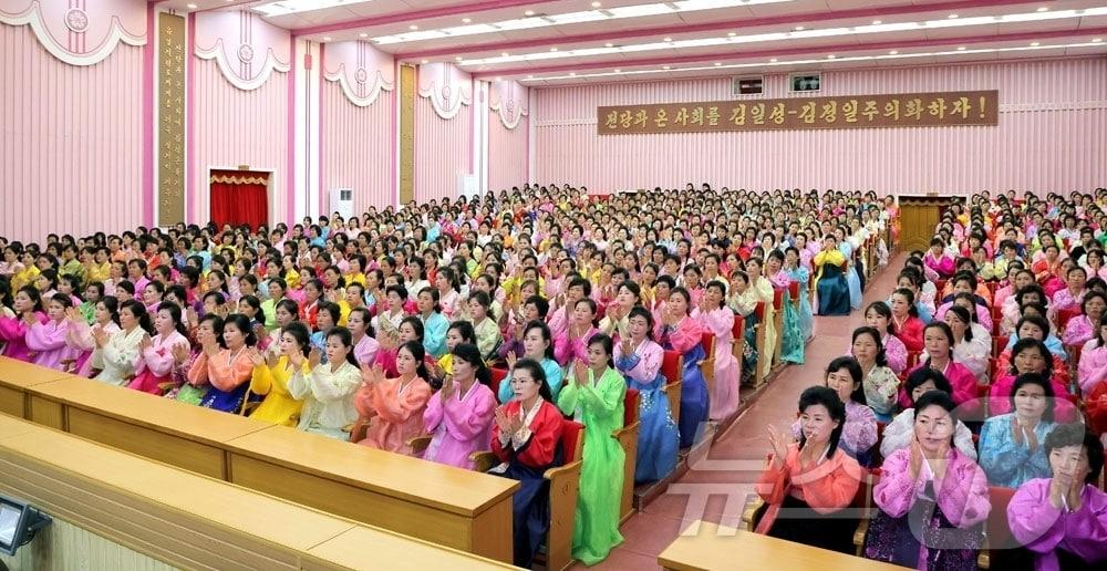 본문 이미지 - (평양 노동신문=뉴스1) = 김일성 주석 생일 114주년 기념 여맹 일꾼(간부)들과 여맹원들의 경축모임 [국내에서만 사용가능. 재배포 금지. DB 금지. For Use Only in the Republic of Korea. Redistribution Prohibited] rodongphoto@news1.kr