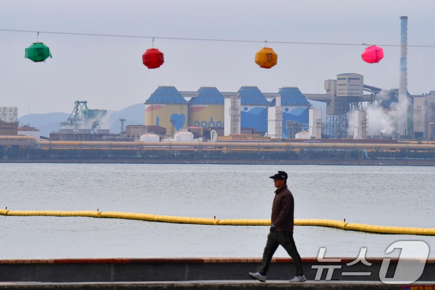 본문 이미지 - 15일 경북 포항시 북구 영일대해수욕장 해안도로에서 아침 산책을 나온 시민이 포항불교사암연합회가 부처님 오신날을 앞두고 설치한 연등 아래로 걸어가고 있다. 2026.4.15 ⓒ 뉴스1 최창호 기자