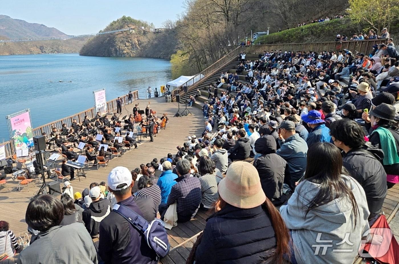 본문 이미지 - 생거진천문화재단 기획공연 진천군립고향악단 공연 모습.(진천군 제공. 재판매 및 DB금지)