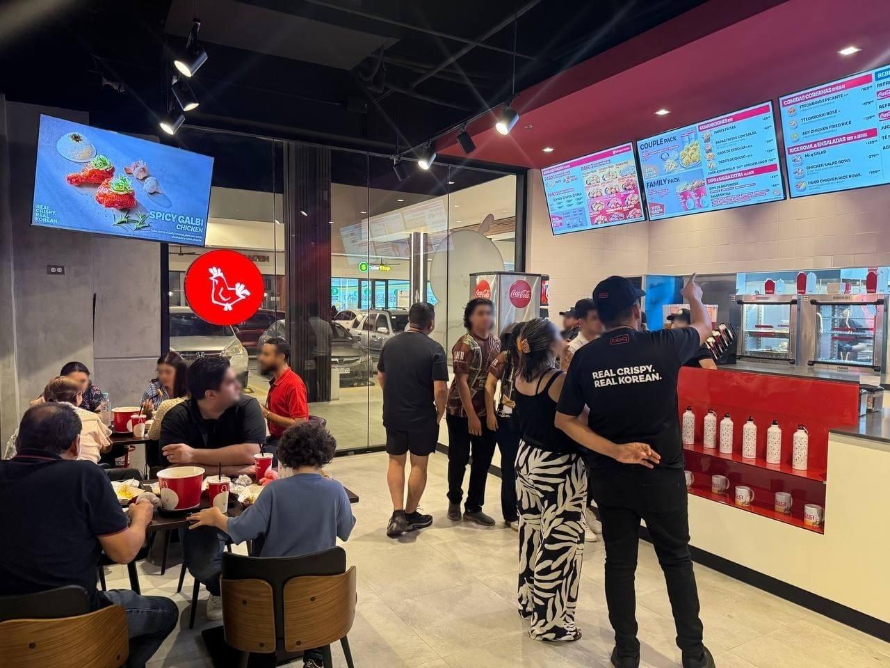 본문 이미지 - BBQ가 중미에 있는 온두라스 제2 도시 산페드로술라 남동부에 위치한 복합 상업시설 '타운센터점'을 오픈했다.(BBQ 제공)