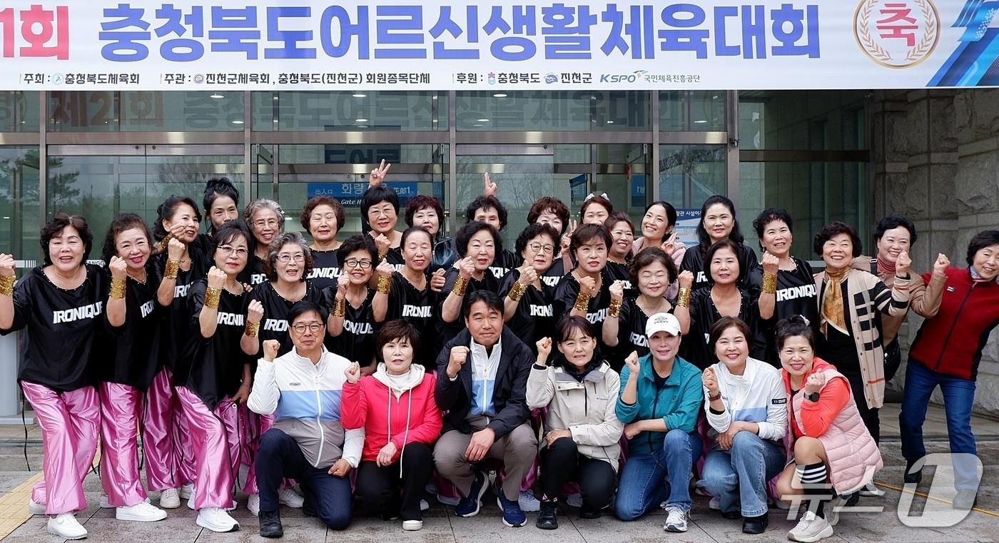 본문 이미지 - 지난 10일 진천에서 열린 충북어르신생활체육대회에서 증평생활체육관 생활체조 수업 참여 어르신들이 결성한 '한별이 클럽'이 정상에 오른 뒤 기념사진을 찍었다.(증평군 제공. 재판매 및 DB금지)