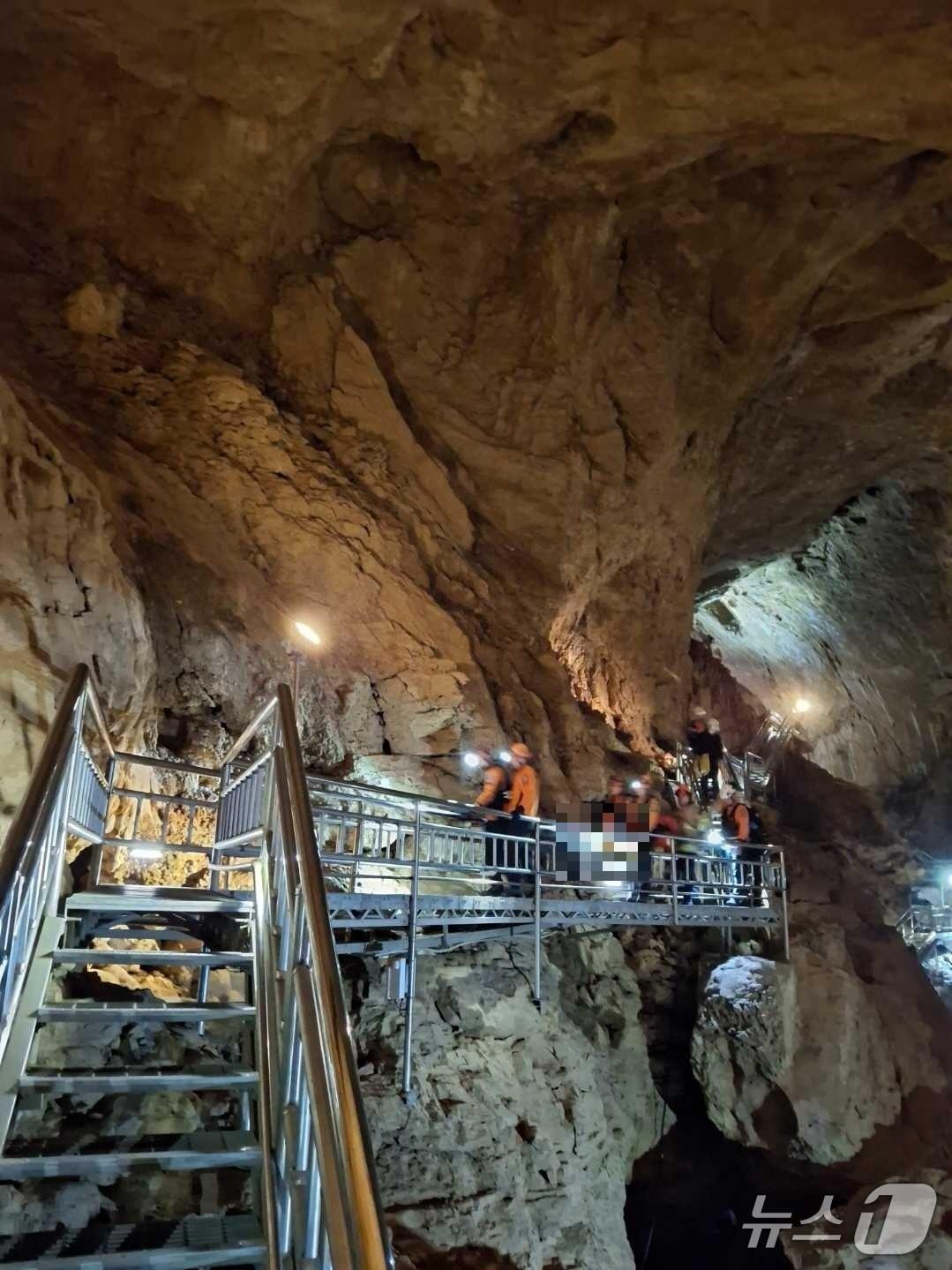 본문 이미지 - 지난 14일 오후 4시 53분쯤 강원 삼척시 신기면 환선굴 내 은하전망대에서 남성 관광객 A 씨(65)가 2.5m 아래로 추락해 숨지는 사고가 발생했다. (강원도소방본부 제공. 재판매 및 DB금지)2026.4.15/뉴스1