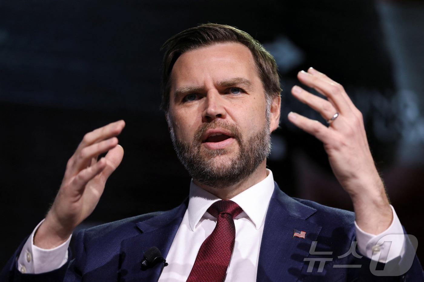 본문 이미지 - 14일(현지시간) JD 밴스 미국 부통령이 조지아주 애선스 조지아 대학교에서 열린 미국 보수 정치단체 '터닝포인트 USA' 행사에 참석해 발언하고 있다. 2026.04.14 ⓒ 로이터=뉴스1