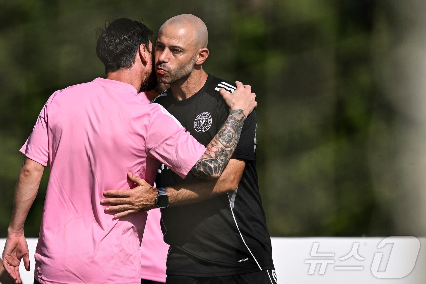 본문 이미지 - 하비에르 마스체라노 감독(오른쪽)ⓒ AFP=뉴스1