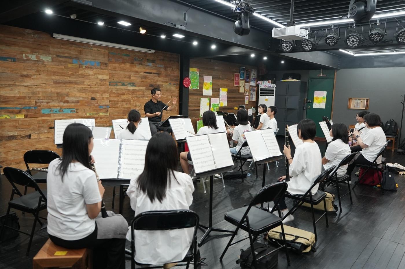 본문 이미지 - 한화청소년오케스트라 정규 교육시간에 참여해 악기 레슨에 열중하고 있는 단원들의 모습. (한화커뮤니케이션위원회 제공)