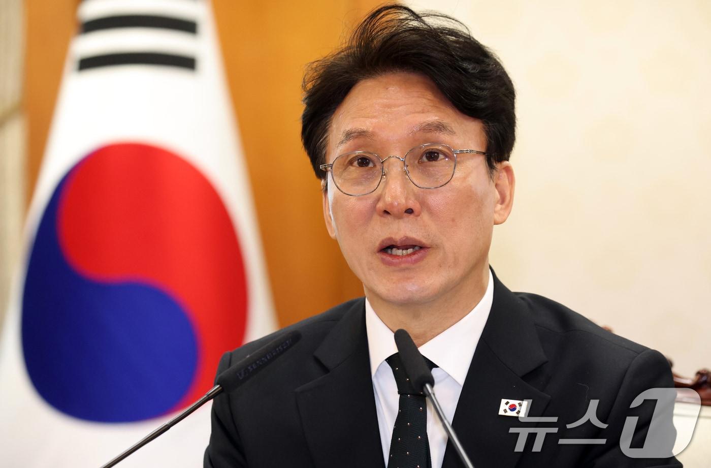 본문 이미지 - 김민석 국무총리가 15일 오전 서울 종로구 세종대로 정부서울청사에서 열린 제5차 비상경제본부 회의에서 모두 발언을 하고 있다. 2026.4.15 ⓒ 뉴스1 김명섭 기자