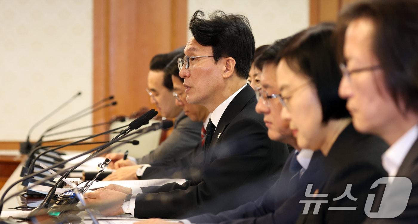 본문 이미지 - 김민석 국무총리가 15일 오전 서울 종로구 세종대로 정부서울청사에서 열린 제5차 비상경제본부 회의에서 모두 발언을 하고 있다. 2026.4.15 ⓒ 뉴스1 김명섭 기자