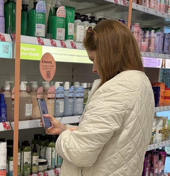 본문 이미지 - 폴란드 드럭스토어 체인 '로스만 폴란드' 매장에 진열된 시카라보 ·알피스트제품(애경산업 제공)