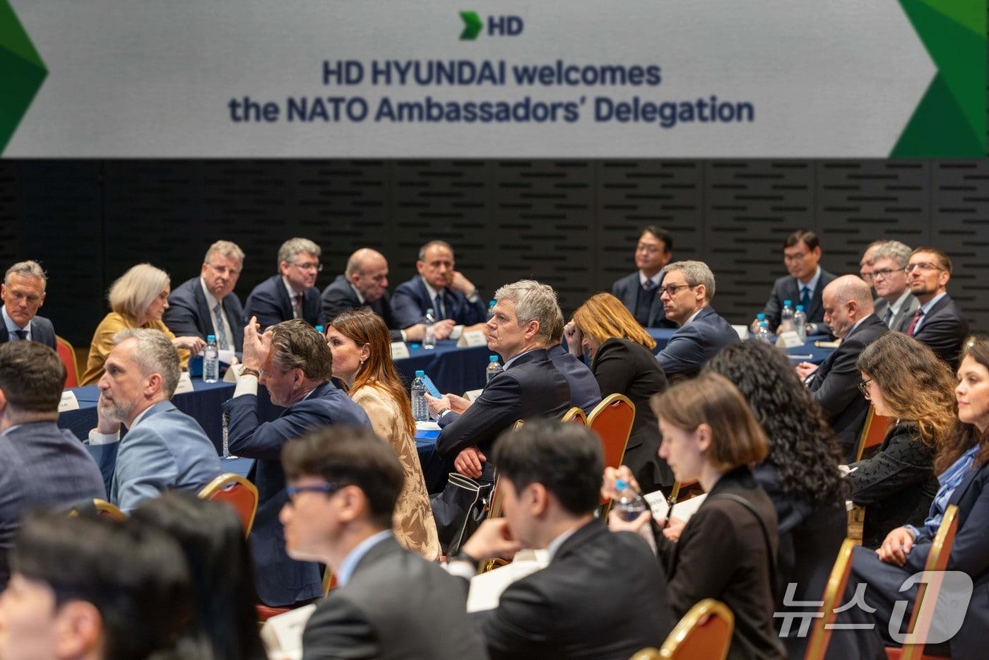 본문 이미지 - 북대서양조약기구(NATO·나토) 주재 30개국 대사단이 14일 경기 판교의 HD현대 글로벌 R&D센터의 아산홀에서 회사 관계자로부터 HD현대의 미래 비전과 기술 역량에 대한 설명을 듣고 있다(HD현대 제공) 2026.4.15/뉴스1