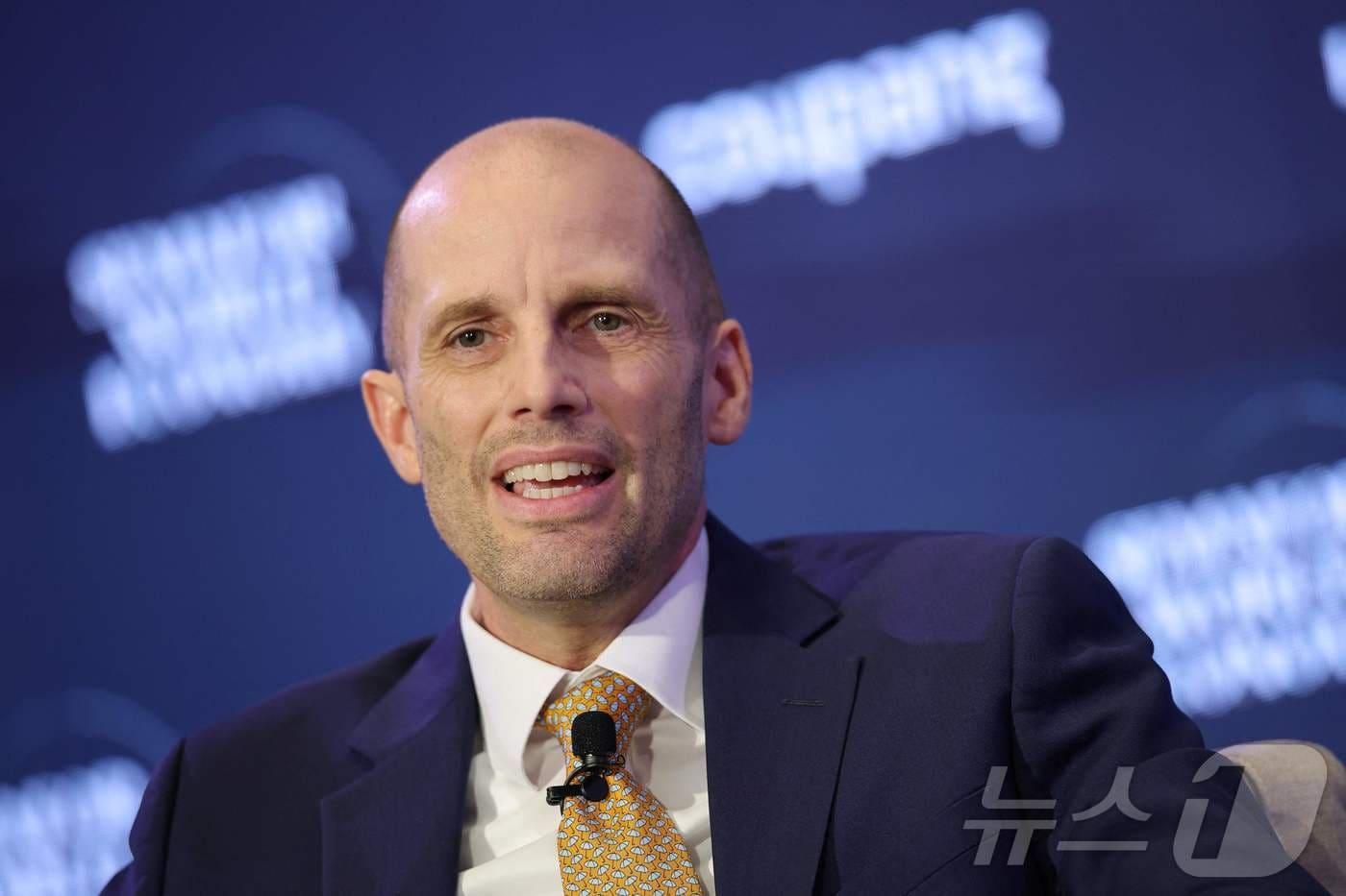 본문 이미지 - 해롤드 로저스 한국 쿠팡 임시대표가 14일(현지시간) 워싱턴DC에서 열린 '세마포 세계 경제 2026 서밋' 행사에서 쿠팡의 사업 모델에 대해 소개하고 있다. 2026.04.14. ⓒ AFP=뉴스1