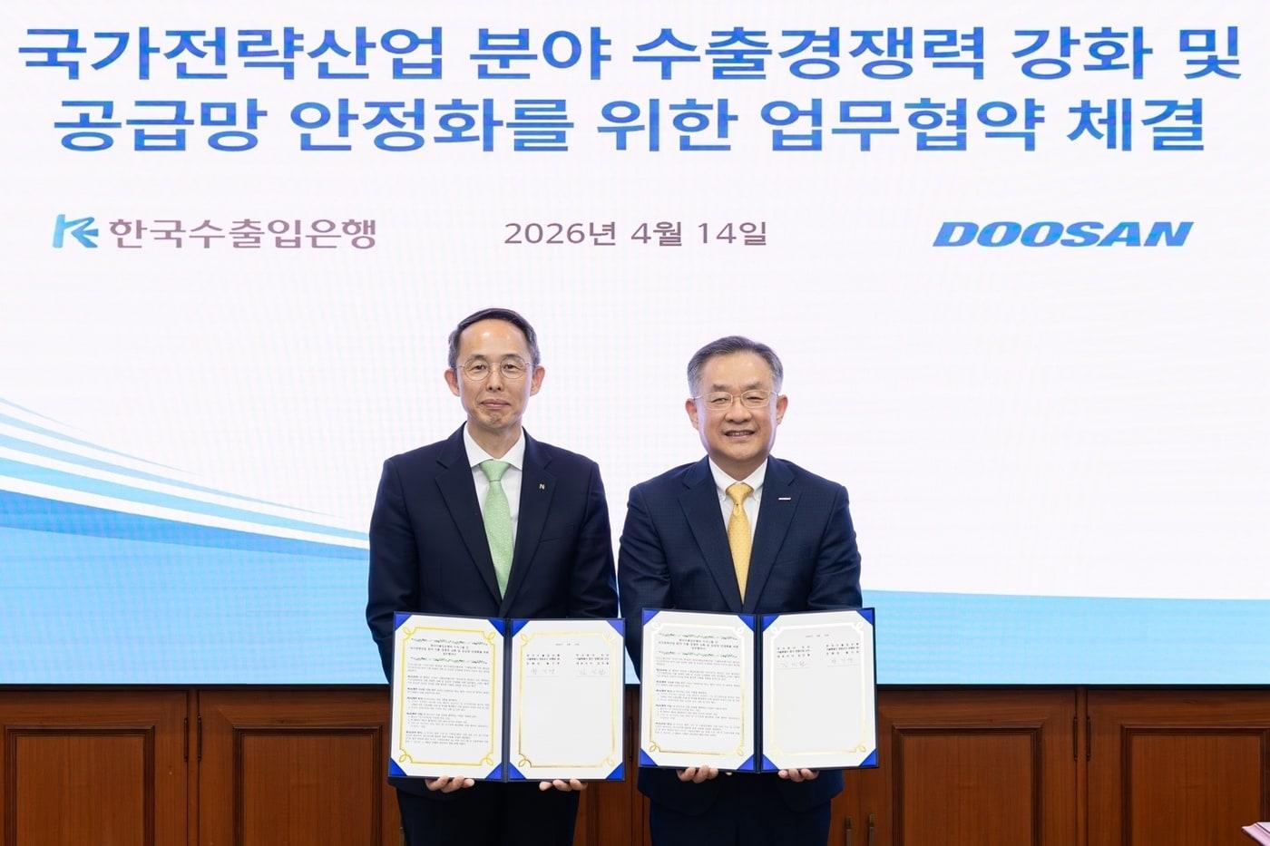 본문 이미지 - 황기연 한국수출입은행장(왼쪽)과 김민철 두산 대표이사(수은 제공).