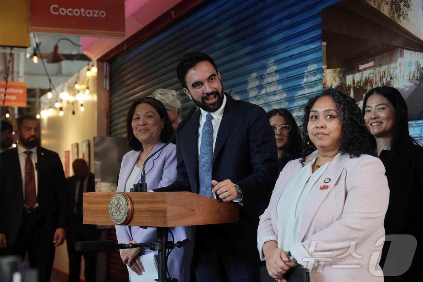 본문 이미지 - 조란 맘다니 미국 뉴욕시장(34)이 14일(현지시간) 뉴욕시 이스트 할렘의 전통시장 '라 마르케타'에서 기자회견을 열고 식료품점 운영 계획을 설명하고 있다. 2026.04.14. ⓒ AFP=뉴스1