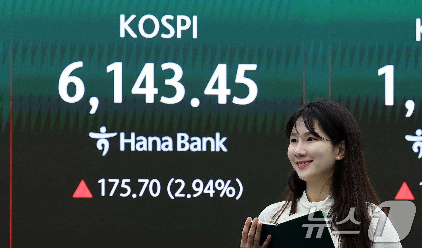 본문 이미지 - 코스피가 6100선을 탈환한 15일 서울 중구 하나은행 딜링룸 현황판에 개장 시황이 나타나고 있다. 이날 코스피는 전장 대비 173.85포인트(2.91%) 오른 6141.60에 개장했다. 2026.4.15 ⓒ 뉴스1 박지혜 기자