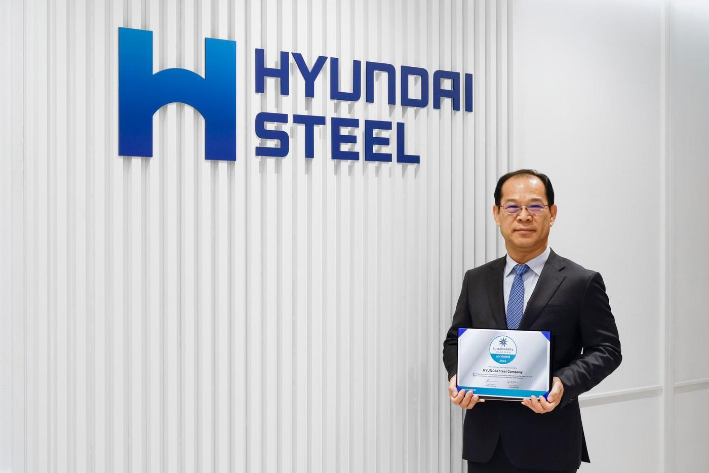 본문 이미지 - 현대제철 이보룡 사장이 세계철강협회로부터 수상한 '2026 WSA 지속가능성 챔피언 인증서'를 들고 있다. (현대제철 제공)