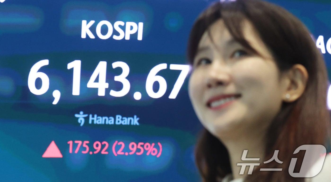 본문 이미지 - 코스피가 6100선을 탈환한 15일 서울 중구 하나은행 딜링룸 현황판에 개장 시황이 나타나고 있다. 이날 코스피는 전장 대비 173.85포인트(2.91%) 오른 6141.60에 개장했다. 2026.4.15 ⓒ 뉴스1 박지혜 기자